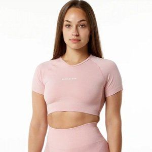 Alphalete Amplify V-neck Crop Top in Blossom